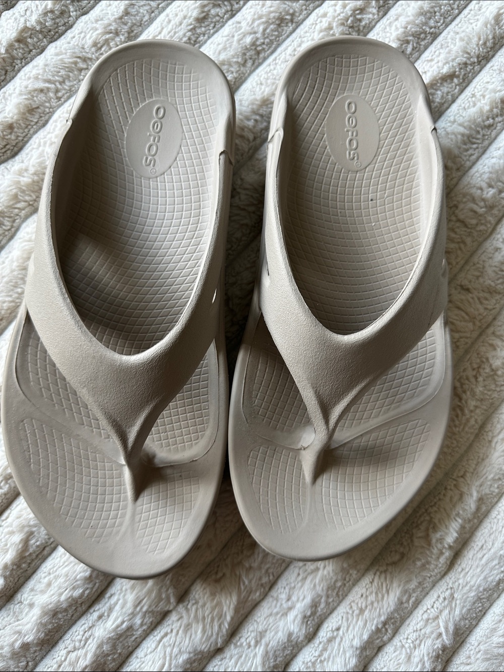 OOFOS OOriginal Thong Sandals in Light Beige